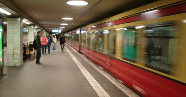 Tren del S-Bahn de Berlín en la estación de Brandenburger Tor. (CC BY SA) GALIO-Flickr. Imagen recortada.