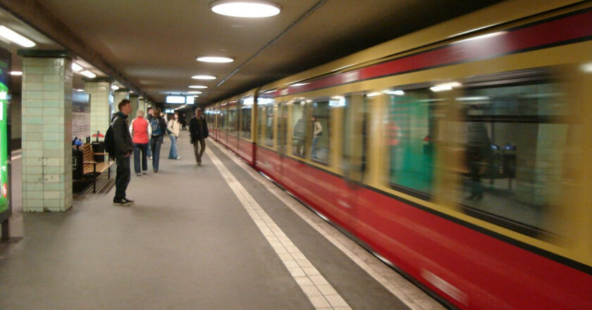 Tren del S-Bahn de Berlín en la estación de Brandenburger Tor. (CC BY SA) GALIO-Flickr. Imagen recortada.