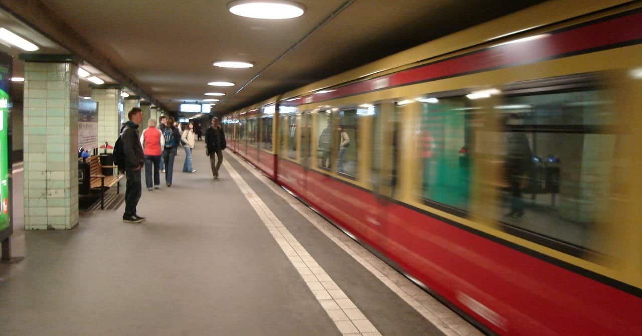 Berlin S-Bahn train at Brandenburger Tor station (CC BY SA) GALIO-Flickr. Image cropped.