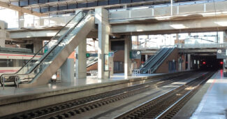 Platforms of the Cordoba station to which the government wants to add the name of Julio Anguita. (CC BY SA) AMÉRICO TOLEDANO-Wikimedia Commons. Cropped image.