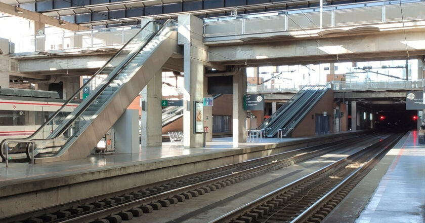Andenes de la estación de Córdoba a la que el Gobierno quiere añadir el nombre de Julio Anguita. (CC BY SA) AMÉRICO TOLEDANO-Wikimedia Commons. Imagen recortada.