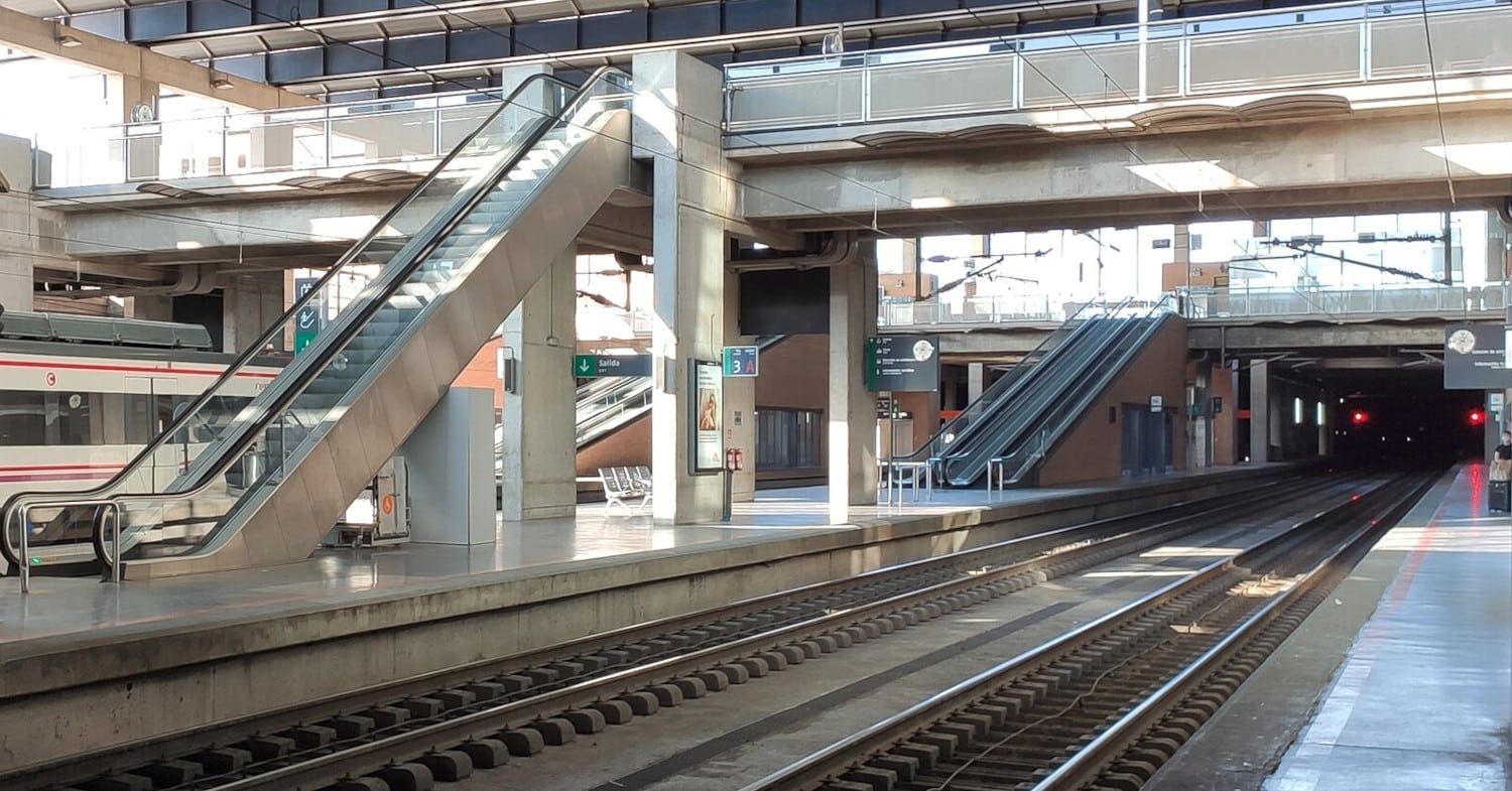 Platforms of the Cordoba station to which the government wants to add the name of Julio Anguita. (CC BY SA) AMÉRICO TOLEDANO-Wikimedia Commons. Cropped image.
