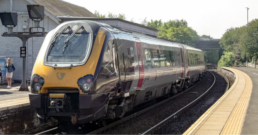 20250516 02 Tren Aberdeen-Panzace de Cross Country en la estación de Inverkeithing. (CC BY NC SA) ANDREW MCCONNELL-Flickr. Imagen recortada