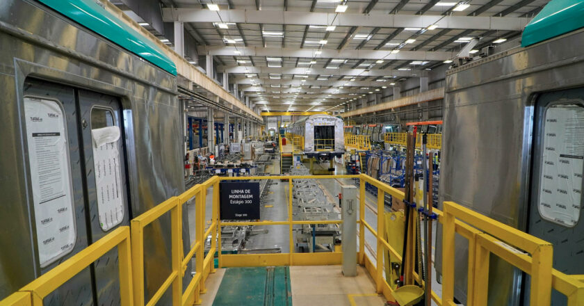 20250516 03 Interior de la factoría de Alstom en Taubaté, Brasil (CC BY SA) SERGIO BARZAGHI-GOVERNO DO ESTADO DE SÃO PAULO-Wikimedia Commons. Imagen recortada.