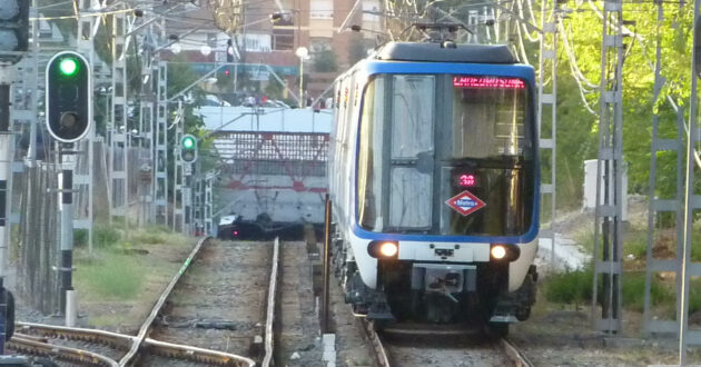 Tren de la línea 5 del metro de Madrid llegando a Aluche. © MIGUEL BUSTOS.