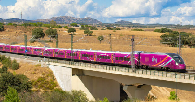 Tren de la serie 106 de Renfe como los empleados para el Avlo Madrid-Gijón. (CC BY SA) ANDRÉ MARQUES 432-Wikimedia Commons. Imagen recortada.