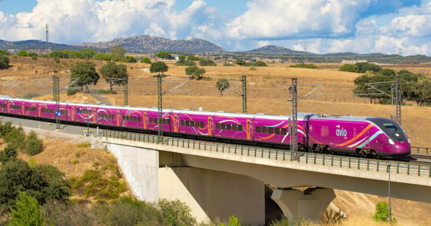 Tren de la serie 106 de Renfe como los empleados para el Avlo Madrid-Gijón. (CC BY SA) ANDRÉ MARQUES 432-Wikimedia Commons. Imagen recortada.