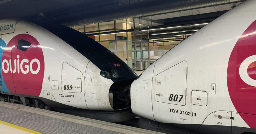 Dos trenes de Ouigo acoplados en Barcelona Sants. (CC BY SA) ROBOT8A-Wikimedia Commons. Imagen recortada.