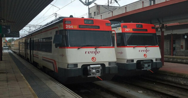 Trenes de la serie 447 de Renfe en la estación de Irún. (CC BY SA) REMONTEES-Wikimedia Commons. Imagen recortada.