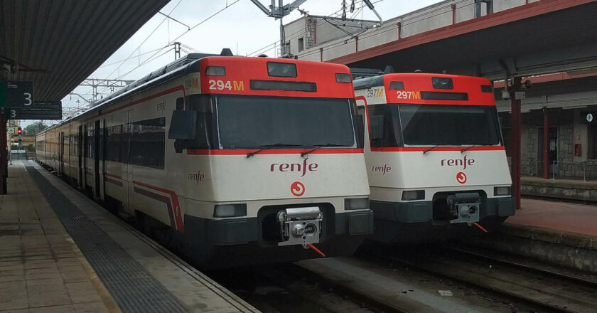 Trenes de la serie 447 de Renfe en la estación de Irún. (CC BY SA) REMONTEES-Wikimedia Commons. Imagen recortada.