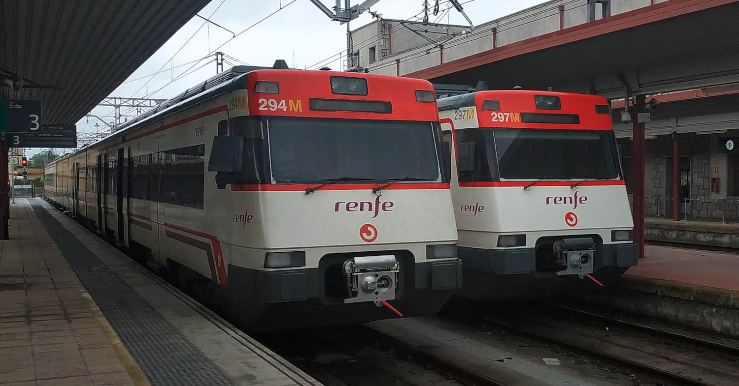Trenes de la serie 447 de Renfe en la estación de Irún. (CC BY SA) REMONTEES-Wikimedia Commons. Imagen recortada.