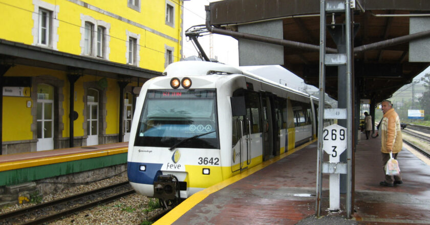 Train of the 436 series (ex-3600 of Feve) at Pravia station, where Adif will renew the track (CC BY SA) SMILEY.TOERIST-Wikimedia Commons. Cropped image.