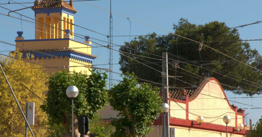 Detail of the catenary at Alginet station, in the closed section (CC BY SA) CAROLINA LATORRE CANET-Wikimedia Commons. Cropped image