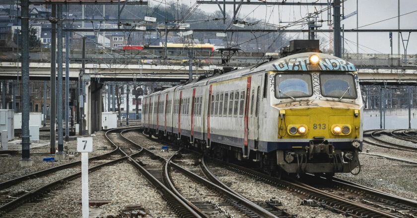 Tren de la SNCB en las proximidades de la estación de Namur. NILS BEAUJOT-Unsplash.
