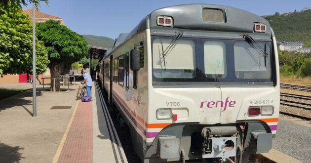 Tren de la serie 596, cuando aún prestaba servicio en 2021, en la estación de Jaca. (CC BY SA) ARNAUCC.