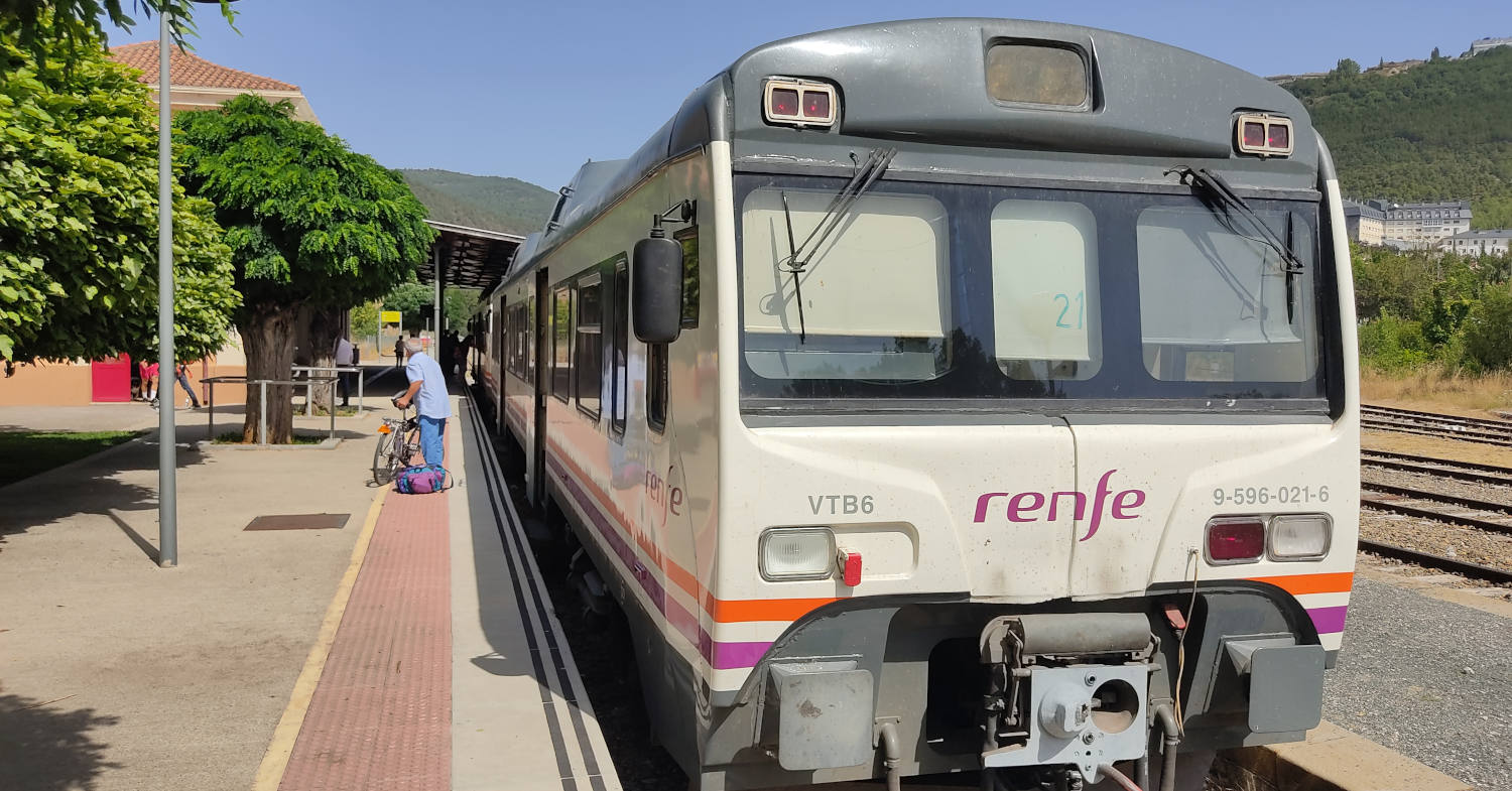 Tren de la serie 596, cuando aún prestaba servicio en 2021, en la estación de Jaca. (CC BY SA) ARNAUCC.