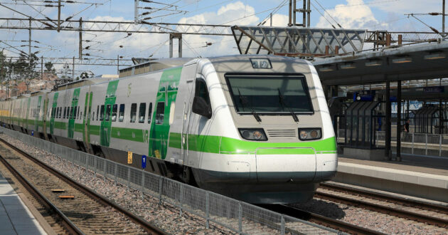 Pendolino from the Sm3 series of the Finnish VR in Helsinki (CC BY SA) FALK2-Wikimedia Commons. Image cropped.