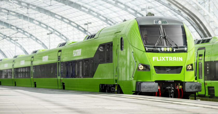 Imagen a ordenador de dos Talgo 230 de FlixTrain en Berlin Hauptbahnhof. © FLIXTRAIN.