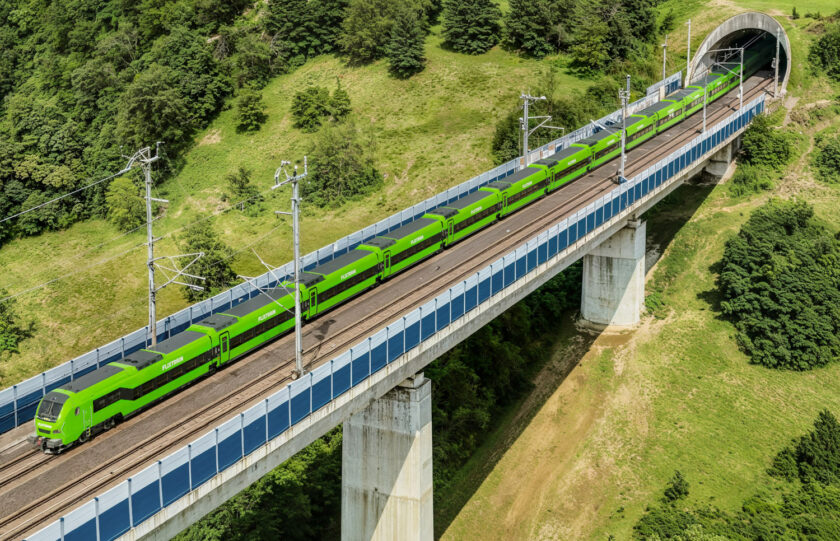 Imagen a ordenador de un Talgo 230 de FlixTrain circulando por una línea de alta velocidad. © FLIXTRAIN