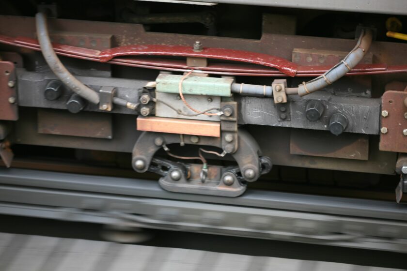 Patín de un tren del Chicago L frotando la cabeza de un tercer carril para obtener energía. (CC BY SA) DANIEL SCHWEN-Wikimedia Commons