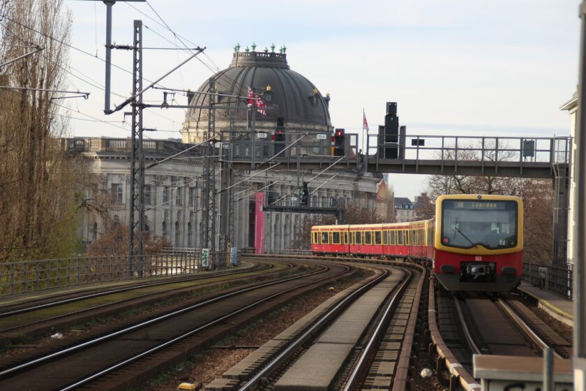 Tren del S-Bahn de Berlín en Hackescher Markt. a la izquierda de la vía se encuentra el tercer carril, cubierto por una protección. (CC BY SA) GEOPROFI LARS. Wikimedia Commons.