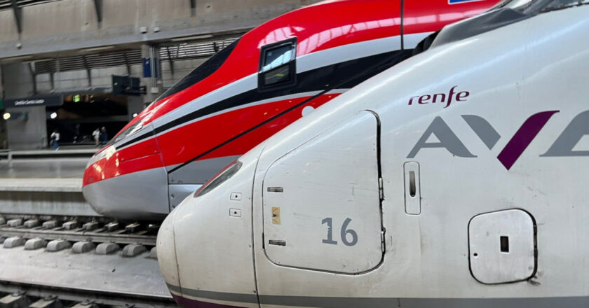 Trenes de Renfe e Iryo en Sevilla Santa Justa. (CC BY) JON WORTH-Flickr. Imagen recortada