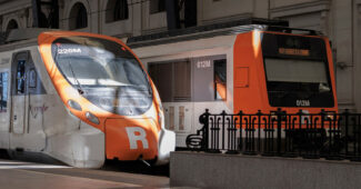 Trenes de Rodalies en la estación de Francia de Barcelona. (CC BY SA) NOAH TORO I CALZADO-Wikimedia Commons. Imagen recortada.