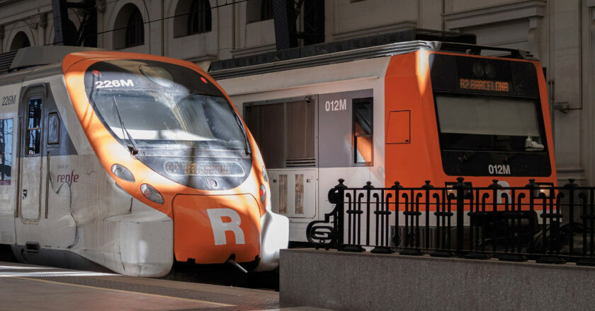 Trenes de Rodalies en la estación de Francia de Barcelona. (CC BY SA) NOAH TORO I CALZADO-Wikimedia Commons. Imagen recortada.
