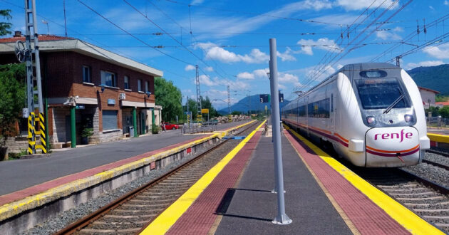Araia station tracks with a 449 series train. (CC BY SA) ZARATEMAN-Wikimedia Commons. Cropped image.