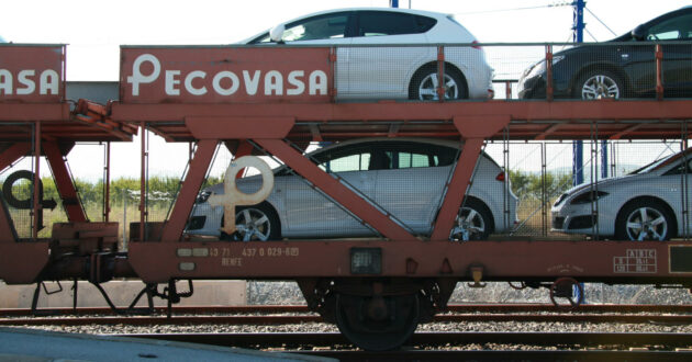 Pecovasa wagons loaded with SEAT cars (CC BY NC SA) JORDI-Flickr. Cropped image.