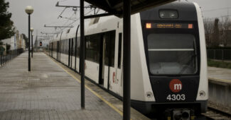 Tren de la serie 4300 de FGV en los andenes de la estación de Castelló. (CC BY SA) JESUSMARINETTO-Wikimedia Commons. Imagen recortada.