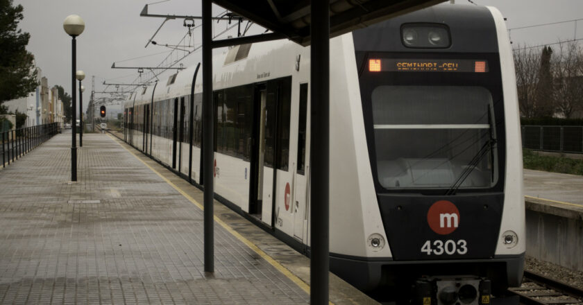 Tren de la serie 4300 de FGV en los andenes de la estación de Castelló. (CC BY SA) JESUSMARINETTO-Wikimedia Commons. Imagen recortada.