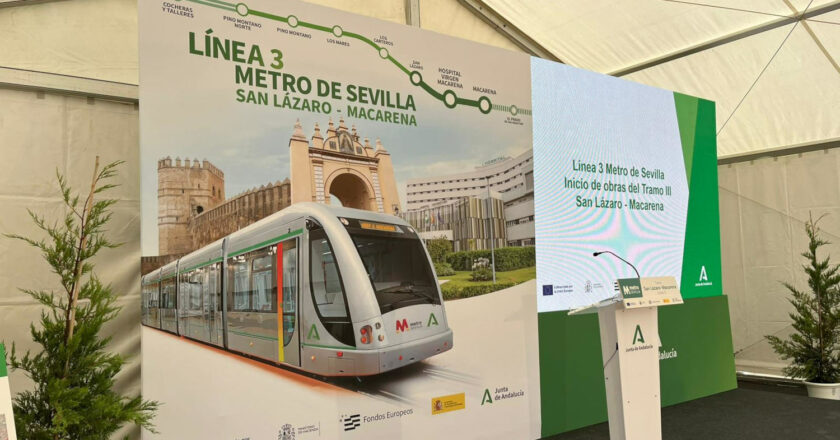 Cartelería del evento de inicio de las obras del tramo III de la línea 3 del metro de Sevilla. © MINISTERIO DE TRANSPORTES Y MOVILIDAD SOSTENIBLE.