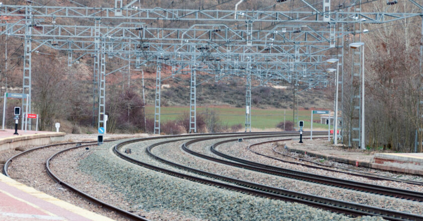 Vías de la estación de Torralba, de donde parte la línea que va a Soria. (CC BY NC SA) ANTONIO ALELU-Flickr. Imagen recortada.