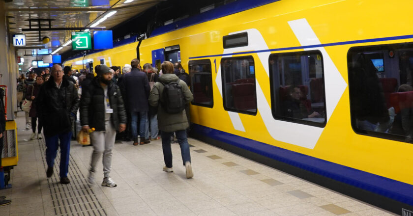 Tren Eurocity de NS en la estación del aeropuero de Schiphol. (CC BY SA) SMILEY.TOERIST-Wikimedia Commons. Imagen recortada.
