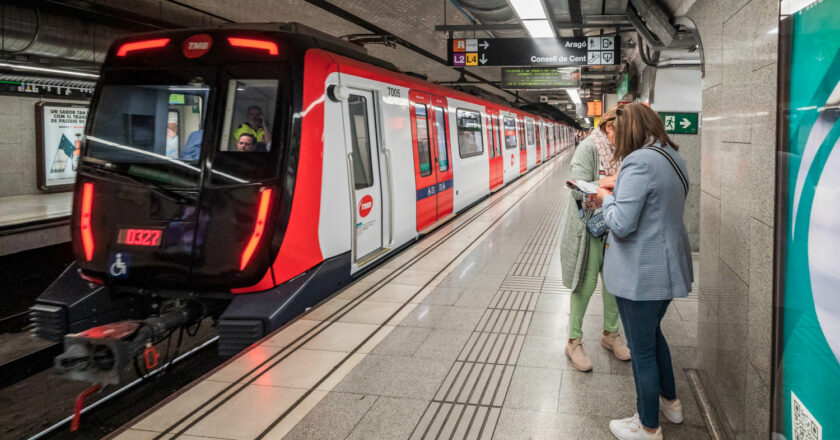 Tren de la serie 7000 del metro de Barcelona en la estación de Passeig de Gràcia. © TMB.