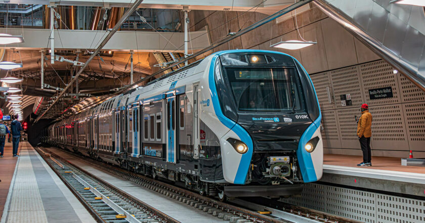 Unidad Z 58500 (de la plataforma RER NG) en la estación de Porte Maillot de la línea RER D. (CC BY SA) ADNANE302-Wikimedia Commons. Imagen recortada.