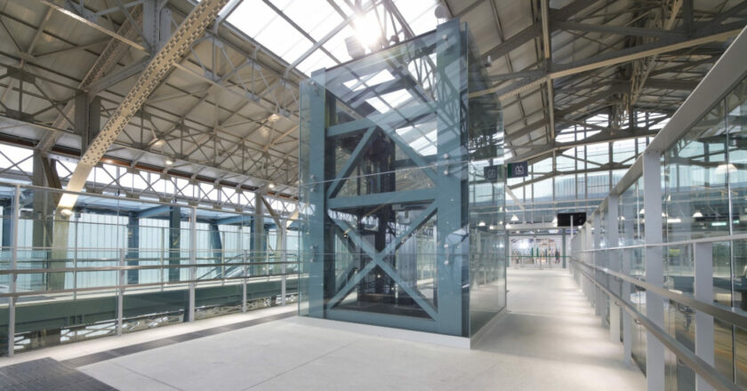 Interior de la estación de Santiago de Compostela-Daniel Castelao bajo la marquesina histórica. © MINISTERIO DE TRANSPORTES Y MOVILIDAD SOSTENIBLE.