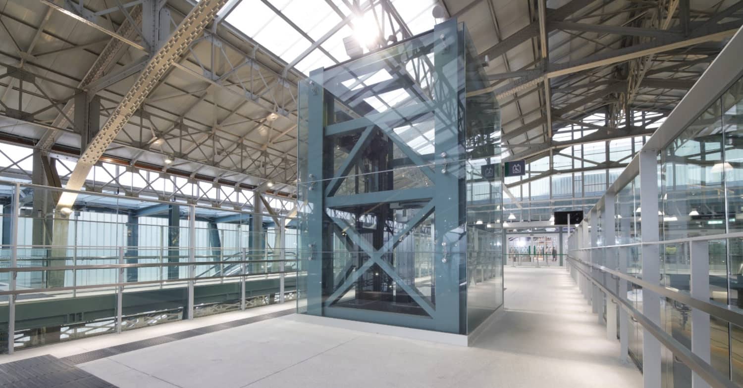 Interior of Santiago de Compostela-Daniel Castelao station under the historic canopy. © MINISTRY OF TRANSPORT AND SUSTAINABLE MOBILITY.