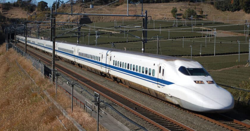 Tren Bala de la serie 700 de JR Central. (CC BY SA) SUI-SETZ Wikimedia commons. Imagen recortada.