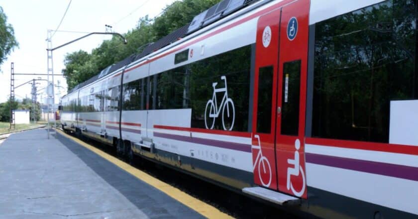 Unidad Civia de Cercanías Madrid con la nueva señalética de los espacios para bicicletas. © RENFE.