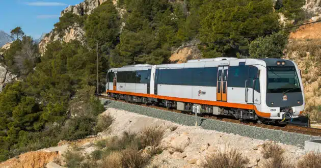 Tren de la serie 2500 de FGV circulando entre Altea y Calpe. (CC BY SA) DAVID GRUBER-Wikimedia Commons. Imagen recortada.