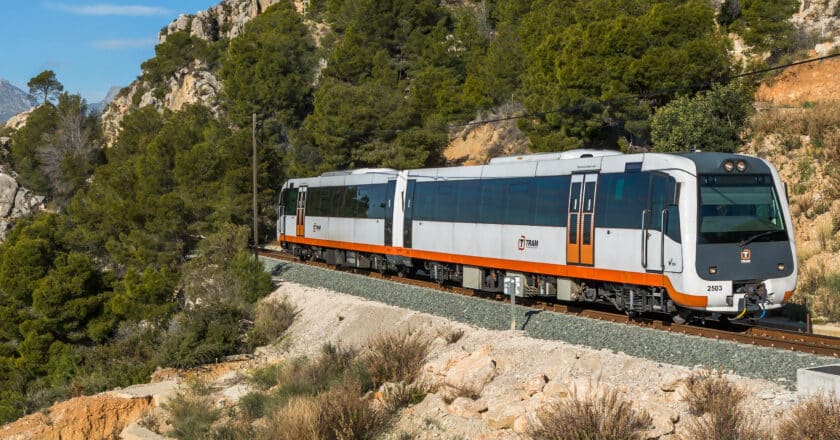 FGV 2500 series train running between Altea and Calpe (CC BY SA) DAVID GRUBER-Wikimedia Commons. Cropped image.