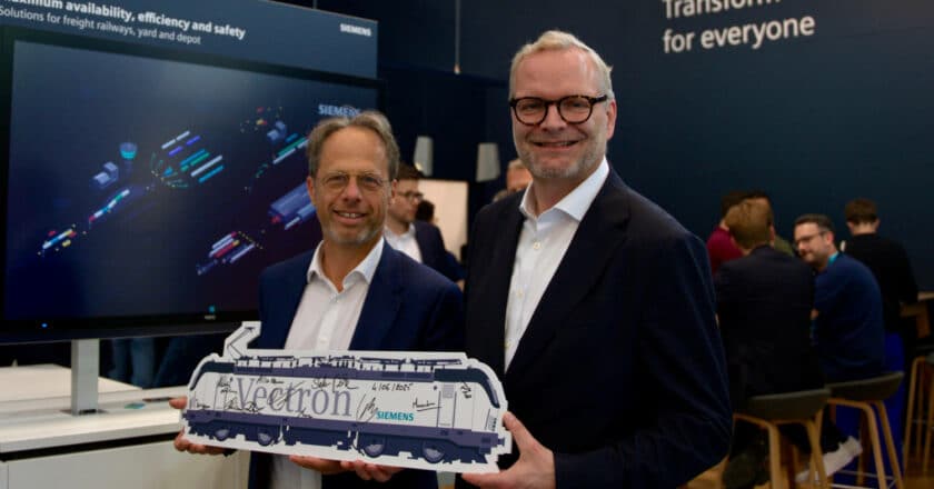 De izquierda a derecha, Fabien Rochefort, CEO de Akiem y Steffen Bobsien, Vicepresidente de Locomotoras y Coches de Siemens Mobility tras la firma del acuerdo. © SIEMENS MOBILITY.