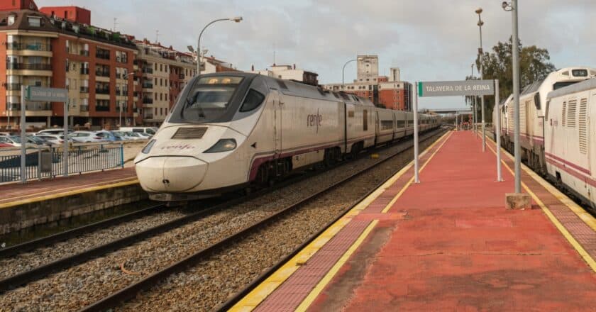Series 730 and 334+Talgo 6 trains at Talavera de la Reina (CC BY NC) BVCMZ248.5-Wikimedia Commons. Cropped image.