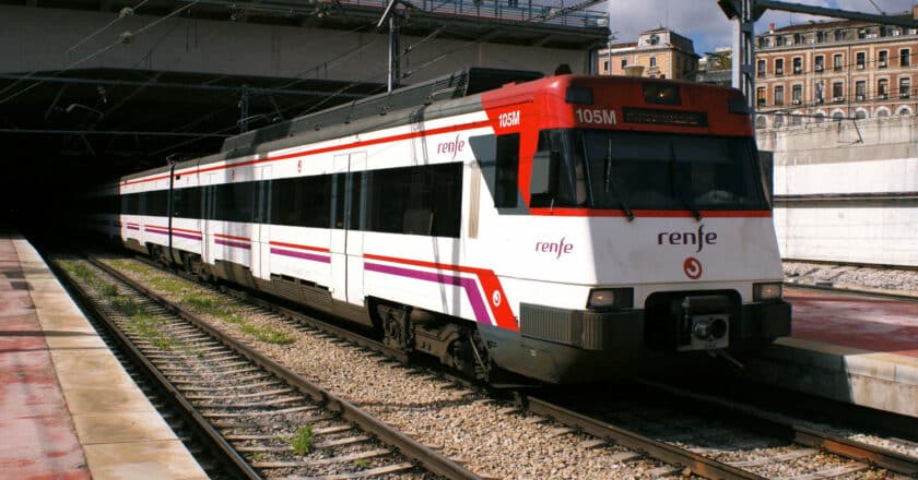 446 series train leaving Atocha Cercanías (CC BY SA) HUGH LLEWELYN-Flickr. Image cropped.