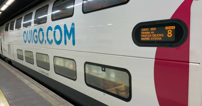 Ouigo train at Barcelona Sants station (CC BY SA) ROBOT8A-Wikimedia Commons. Cropped image.