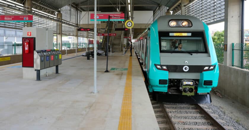 Via Mobilidade 8900 series train at Varginha station on line 9. (CC BY SA) GOVERNO DO ESTADO DE SÃO PAULO-Wikimedia Commons. Image cropped.