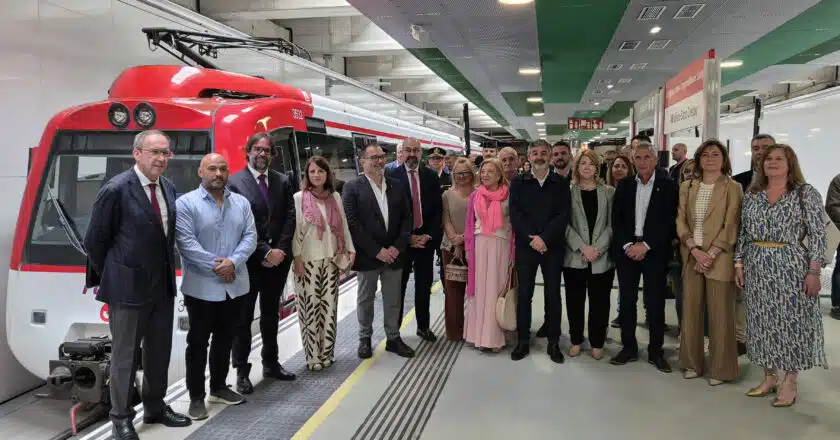 La comitiva junto al tren inaugural en La Felguera-Nuevo Langreo. © PRINCIPADO DE ASTURIAS.