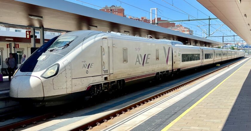 Tren de la serie 106 (Talgo Avril) cubriendo un servicio Madrid-Galicia en la estación de Zamora (CC BY SA) ERNSTKS-Wikimedia Commons. Imagen recortada.